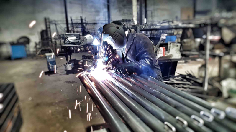 Какие материалы используют при изготовлении уличного спортивного оборудования в Костроме?